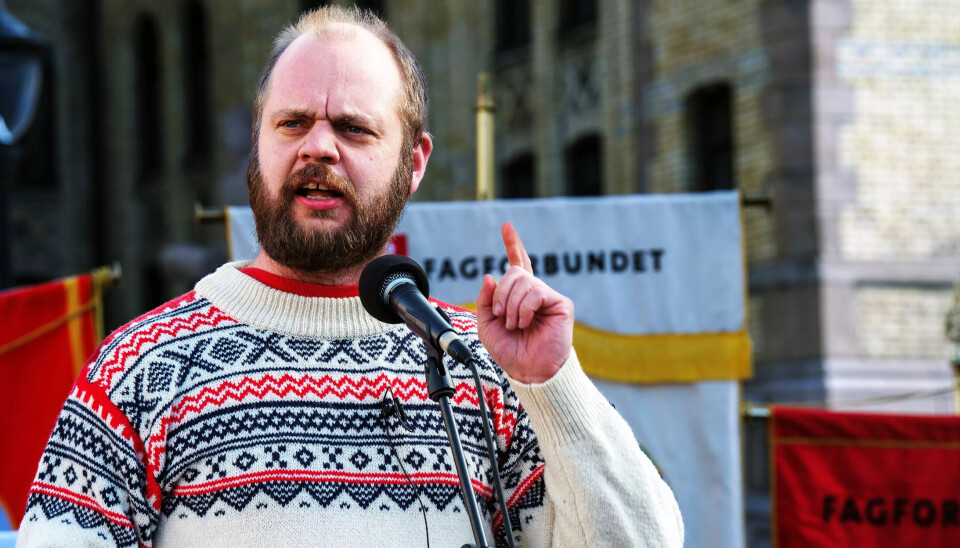 HEVER PEKEFINGEREN: Rødt-politiker Mímir Kristjánsson er redd for at regjeringa lar seg kue av byråkrater i Brussel. HEVER PEKEFINGEREN: Rødt-politiker Mímir Kristjánsson er redd for at regjeringa lar seg kue av byråkrater i Brussel.