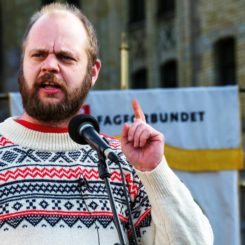 HEVER PEKEFINGEREN: Rødt-politiker Mímir Kristjánsson er redd for at regjeringa lar seg kue av byråkrater i Brussel. HEVER PEKEFINGEREN: Rødt-politiker Mímir Kristjánsson er redd for at regjeringa lar seg kue av byråkrater i Brussel.