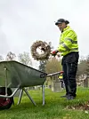 Jan Erik Haugland rydder bort gamle kranser og nedbrente gravlys etter vinteren. Hele gravplassen skal være strøken til 17. mai.