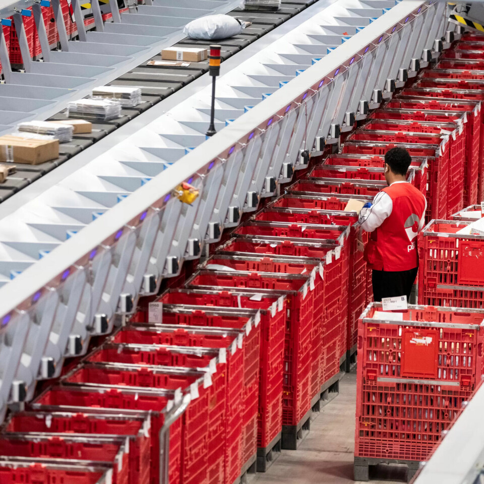 Monstermaskinen, eller multisorteren, skanner pakkene og leverer dem til riktig destinasjon. Maskinen har uttak for tusen ulike postnumre. Monstermaskinen, eller multisorteren, skanner pakkene og leverer dem til riktig destinasjon. Maskinen har uttak for tusen ulike postnumre.