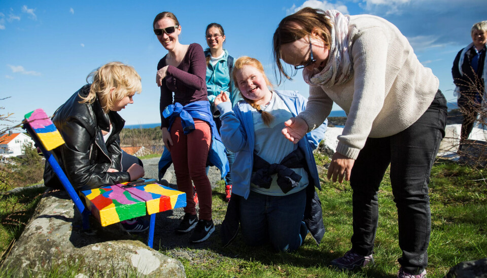 JEG FANT: Vilde stråler opp når hun finner geocachen under benken. JEG FANT: Vilde stråler opp når hun finner geocachen under benken.