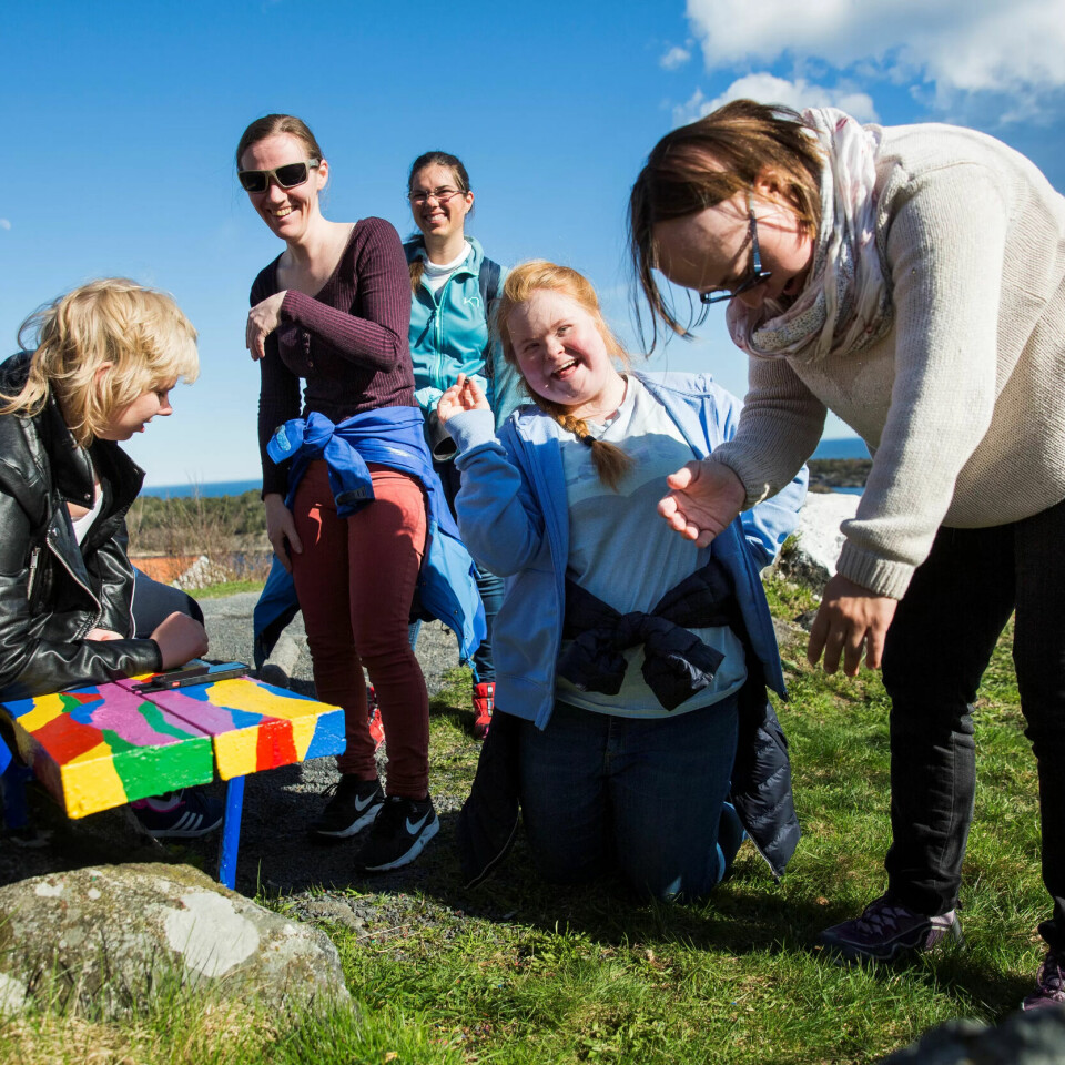 JEG FANT: Vilde stråler opp når hun finner geocachen under benken. JEG FANT: Vilde stråler opp når hun finner geocachen under benken.
