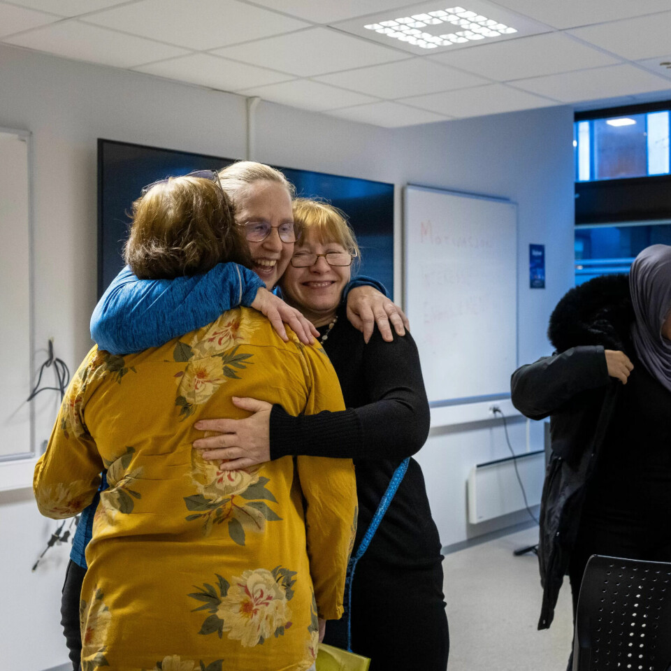 SELVTILLIT: – Mange har sagt at de føler at de får mer selvtillit ved å synge. Her klemmer tre ukrainske kvinner hverandre. SELVTILLIT: – Mange har sagt at de føler at de får mer selvtillit ved å synge. Her klemmer tre ukrainske kvinner hverandre.