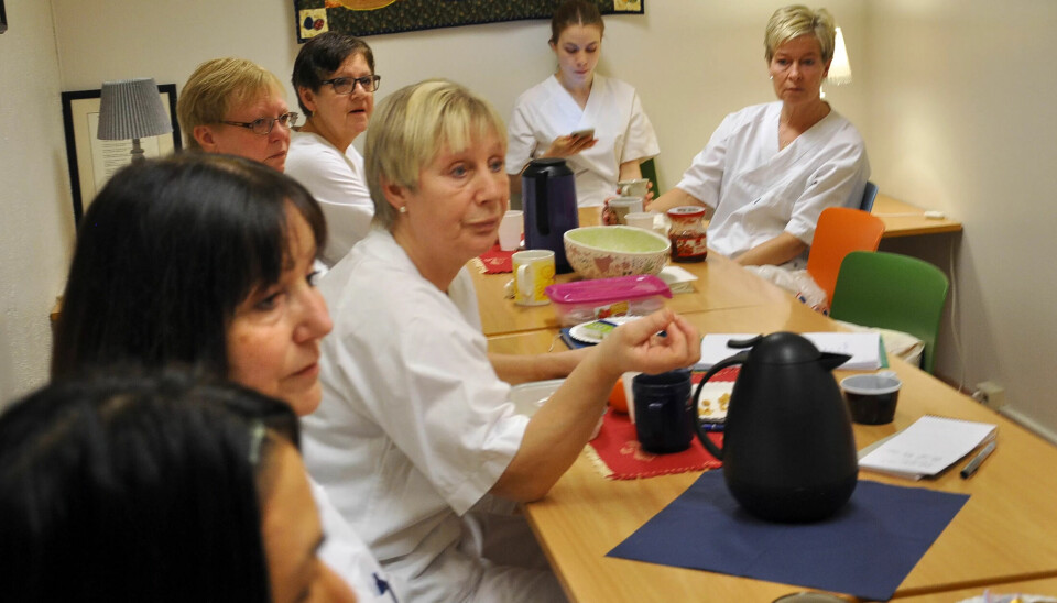 LÆRER IKKE OPP NOEN: - Ledelsen kan ikke regne med at vi lærer opp en eneste renholder som skal overta jobbene våre, forsikrer Bergljot Eriksen ved Kristiansund sykehus. LÆRER IKKE OPP NOEN: - Ledelsen kan ikke regne med at vi lærer opp en eneste renholder som skal overta jobbene våre, forsikrer Bergljot Eriksen ved Kristiansund sykehus.