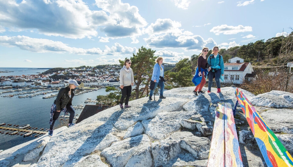 RISØRFLEKKEN: På knausen over Risør leter jentene etter en skatt. Inga og Hilde Elise øverst, deretter Vilde, Maria og Sol. RISØRFLEKKEN: På knausen over Risør leter jentene etter en skatt. Inga og Hilde Elise øverst, deretter Vilde, Maria og Sol.