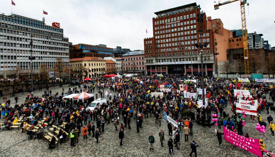 Mange har tatt turen til Youngstorget på 1. mai, noen av dem for å slåss for sekstimersdagen. Mange har tatt turen til Youngstorget på 1. mai, noen av dem for å slåss for sekstimersdagen.