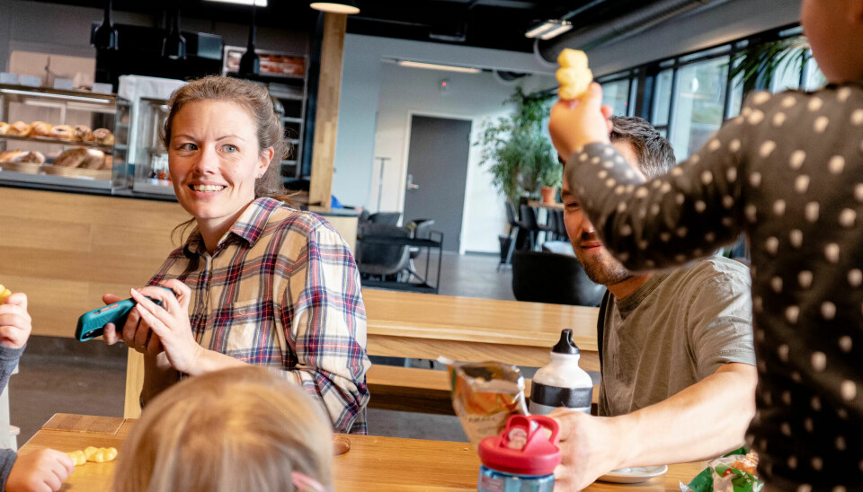 FRYKTER ANSATTE VIL SØKE SEG BORT: Tobarnsmoren frykter ansatte vil søke seg over til kommunale barnehager eller finne seg noe helt annet å gjøre dersom de ikke får gjennomslag for kravene de streiker for. Det er hun redd for vil gå ut over kvaliteten i barnehagene. FRYKTER ANSATTE VIL SØKE SEG BORT: Tobarnsmoren frykter ansatte vil søke seg over til kommunale barnehager eller finne seg noe helt annet å gjøre dersom de ikke får gjennomslag for kravene de streiker for. Det er hun redd for vil gå ut over kvaliteten i barnehagene.