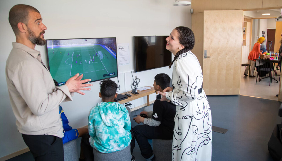 ETTER SKOLETID: Spill er et populært tilbud når elevene kommer fra skolen, forteller miljøkoordinator Leo Gabrielsen på Grorud skole og leder Amal Salhi. ETTER SKOLETID: Spill er et populært tilbud når elevene kommer fra skolen, forteller miljøkoordinator Leo Gabrielsen på Grorud skole og leder Amal Salhi.