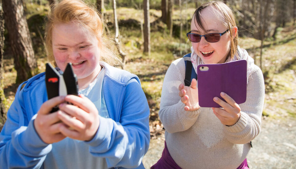 PÅ MOBIL: Vilde (17) og Maria (22) har en app på telefonen som viser hvor geochacene er lagt ut. PÅ MOBIL: Vilde (17) og Maria (22) har en app på telefonen som viser hvor geochacene er lagt ut.