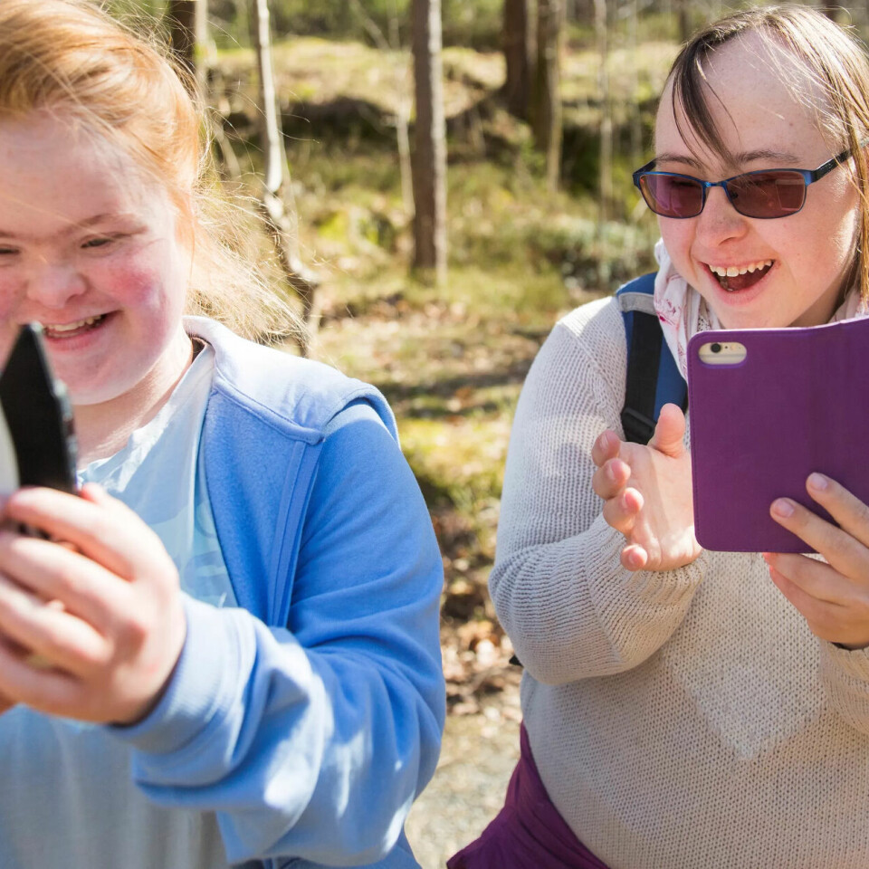PÅ MOBIL: Vilde (17) og Maria (22) har en app på telefonen som viser hvor geochacene er lagt ut. PÅ MOBIL: Vilde (17) og Maria (22) har en app på telefonen som viser hvor geochacene er lagt ut.