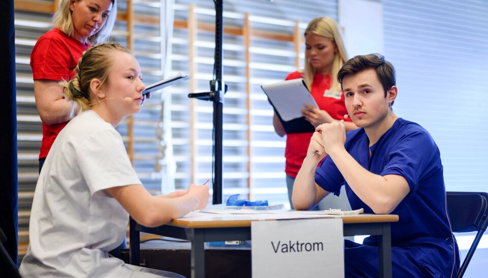 RAPPORT: En av arbeidsoppgavene deltakerne måtte gjennom var rapportskriving. Her sitter deltakerne Hannah-Oline Tranøy Stokken (18) og Even Haustavik (18) fra Fitjar videregående skole. RAPPORT: En av arbeidsoppgavene deltakerne måtte gjennom var rapportskriving. Her sitter deltakerne Hannah-Oline Tranøy Stokken (18) og Even Haustavik (18) fra Fitjar videregående skole.