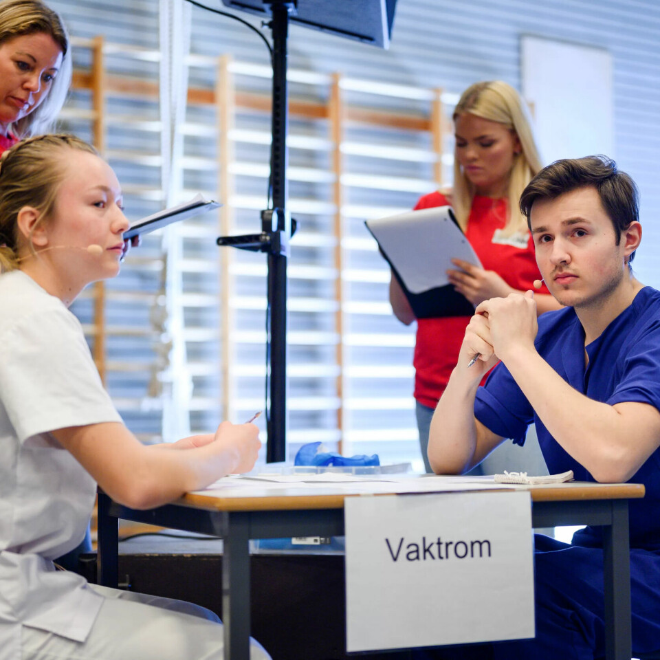 RAPPORT: En av arbeidsoppgavene deltakerne måtte gjennom var rapportskriving. Her sitter deltakerne Hannah-Oline Tranøy Stokken (18) og Even Haustavik (18) fra Fitjar videregående skole. RAPPORT: En av arbeidsoppgavene deltakerne måtte gjennom var rapportskriving. Her sitter deltakerne Hannah-Oline Tranøy Stokken (18) og Even Haustavik (18) fra Fitjar videregående skole.