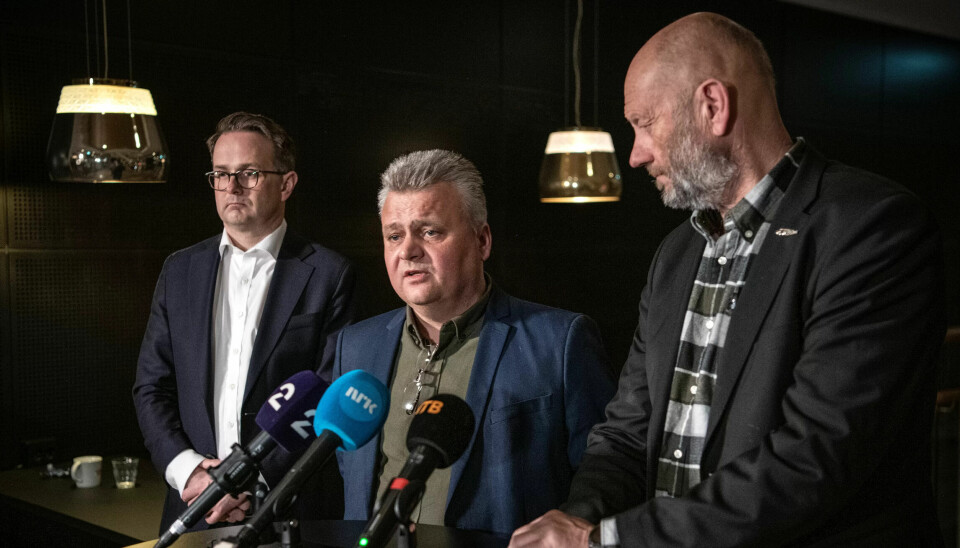 Riksmekler Mats Ruland, Fellesforbund-leder Jørn Eggum og Norsk Industris direktør Stein Lier-Hansen møtte pressen etter å ha kommet i mål med frontfagsmeklingen - nesten et døgn på overtid. Riksmekler Mats Ruland, Fellesforbund-leder Jørn Eggum og Norsk Industris direktør Stein Lier-Hansen møtte pressen etter å ha kommet i mål med frontfagsmeklingen - nesten et døgn på overtid.