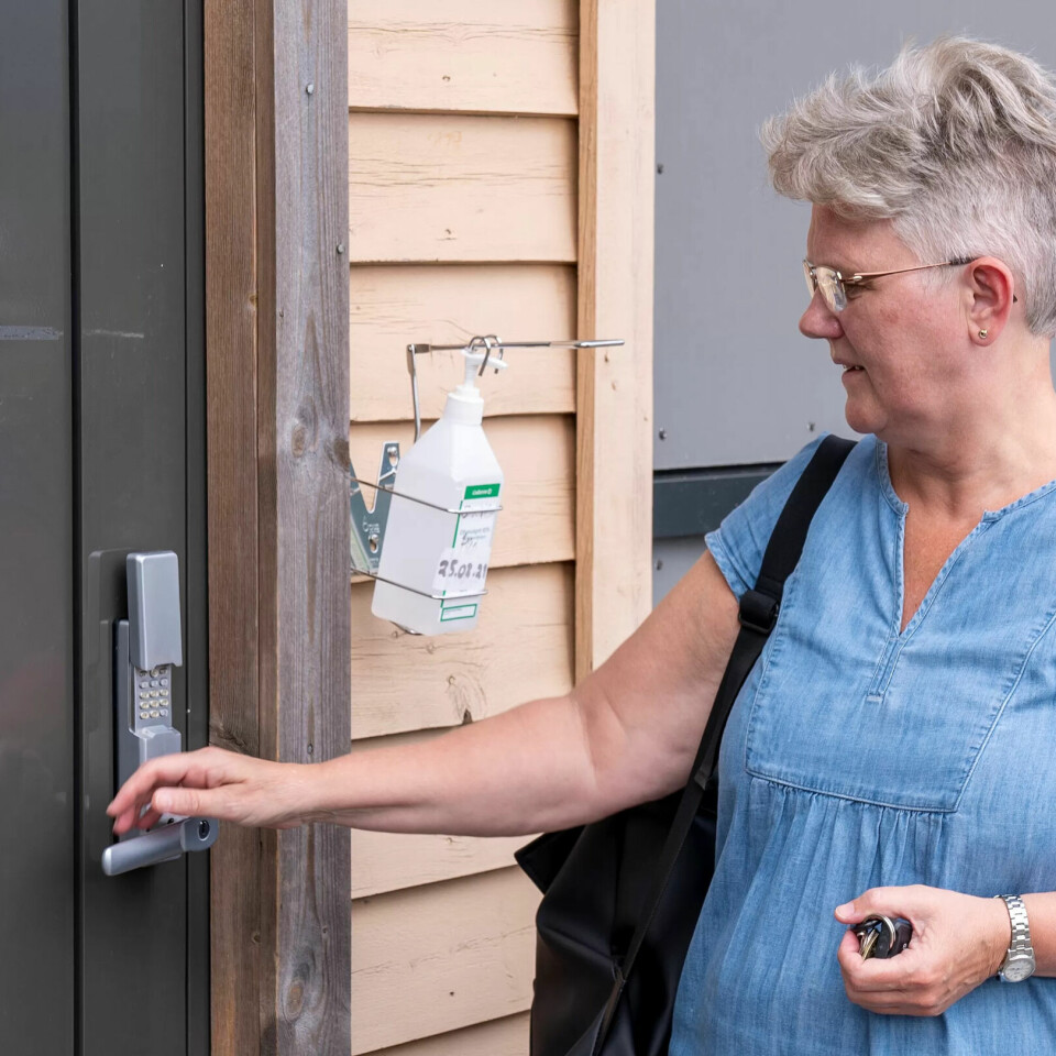 ELSKER JOBBEN: – Å være helsearbeider er ikke en bryter du slår av når du går fra jobb, sier Tove Elise Madland. Da hun vikarierte som ordfører under pandemien, ble den manglende bryteren en utfordring. ELSKER JOBBEN: – Å være helsearbeider er ikke en bryter du slår av når du går fra jobb, sier Tove Elise Madland. Da hun vikarierte som ordfører under pandemien, ble den manglende bryteren en utfordring.
