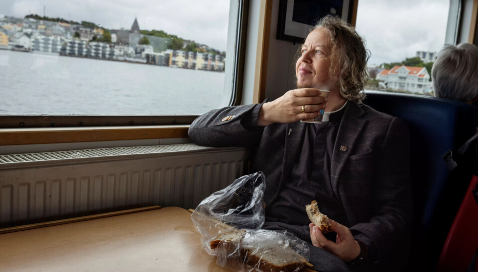FERGELUNSJ: Når Sindre Stabell Kulø kan, lar han bilen stå og tar ferga. Ofte stikker han innom kollegaene om bord for en kaffe og en prat. I dag tok han med matpakka om bord. FERGELUNSJ: Når Sindre Stabell Kulø kan, lar han bilen stå og tar ferga. Ofte stikker han innom kollegaene om bord for en kaffe og en prat. I dag tok han med matpakka om bord.