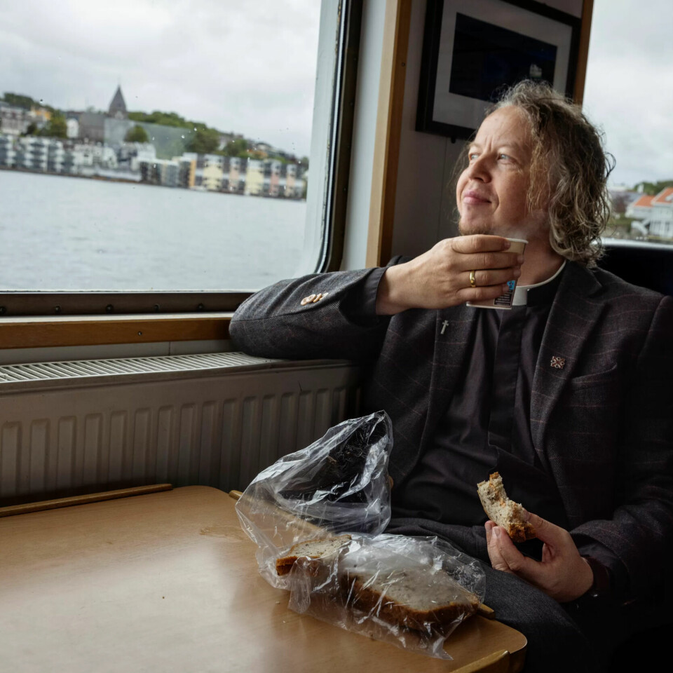 FERGELUNSJ: Når Sindre Stabell Kulø kan, lar han bilen stå og tar ferga. Ofte stikker han innom kollegaene om bord for en kaffe og en prat. I dag tok han med matpakka om bord. FERGELUNSJ: Når Sindre Stabell Kulø kan, lar han bilen stå og tar ferga. Ofte stikker han innom kollegaene om bord for en kaffe og en prat. I dag tok han med matpakka om bord.