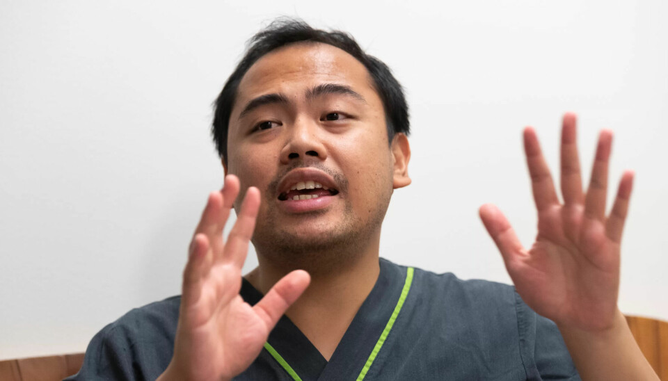 ROLIG: – Nå føler jeg meg sikker på at kommunen overtar sykehjemmet vårt, og at vi som arbeider her, får bedre lønn, sier Arnelle Barbadillo. LØNNSHOPP: Arnelle Barbadillo har all grunn til å smile. Til neste år går fast årslønn opp med 60.000 kroner. STRÅLENDE: En smilene Arnelle Barbadillo kan konstatere at valget sikret ham og arbeidskameratene et gedigent lønnshopp. ROLIG: – Nå føler jeg meg sikker på at kommunen overtar sykehjemmet vårt, og at vi som arbeider her, får bedre lønn, sier Arnelle Barbadillo. LØNNSHOPP: Arnelle Barbadillo har all grunn til å smile. Til neste år går fast årslønn opp med 60.000 kroner. STRÅLENDE: En smilene Arnelle Barbadillo kan konstatere at valget sikret ham og arbeidskameratene et gedigent lønnshopp.