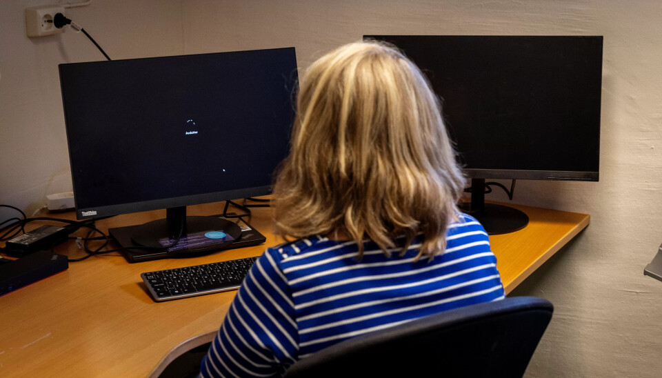 LOGGER AV: Det er en spesiell opplevelse å logge av etter 50 år. Berit blir sittende til skjermen er svart. LOGGER AV: Det er en spesiell opplevelse å logge av etter 50 år. Berit blir sittende til skjermen er svart.