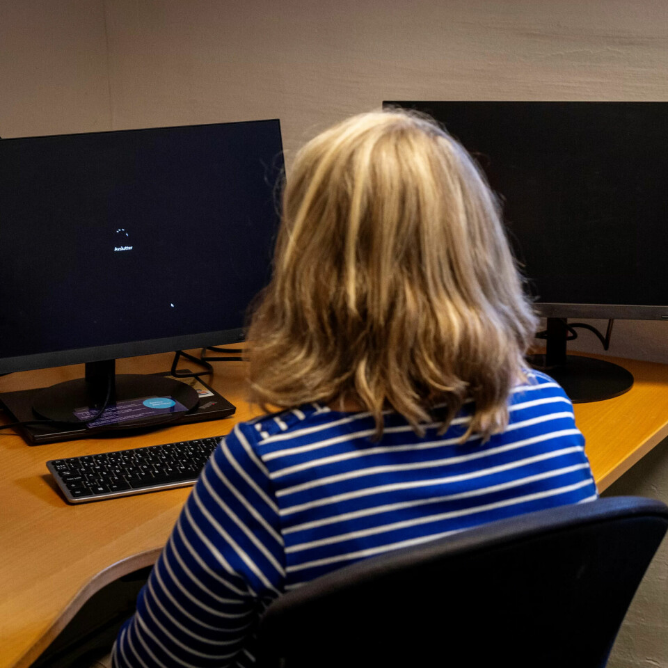 LOGGER AV: Det er en spesiell opplevelse å logge av etter 50 år. Berit blir sittende til skjermen er svart. LOGGER AV: Det er en spesiell opplevelse å logge av etter 50 år. Berit blir sittende til skjermen er svart.