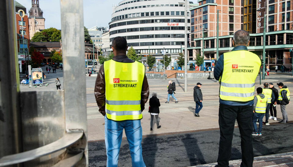 PÅ VAKT: 200 bussjåfører tilknyttet Fagforbundet er tatt ut i streik i Oslo og Viken. Fra lørdag av kan ytterligere 551 bussjåfører tilknyttet Fagforbundet bli tatt ut i streik over hele landet. PÅ VAKT: 200 bussjåfører tilknyttet Fagforbundet er tatt ut i streik i Oslo og Viken. Fra lørdag av kan ytterligere 551 bussjåfører tilknyttet Fagforbundet bli tatt ut i streik over hele landet.