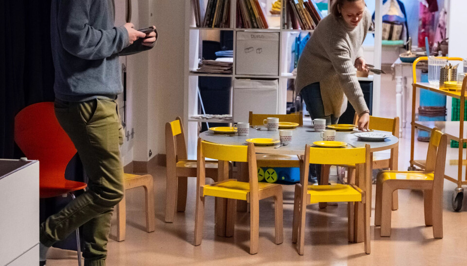 Ansatte i barnehagen dekker på bordet før barna får varm mat til lunsj. Ansatte i barnehagen dekker på bordet før barna får varm mat til lunsj.