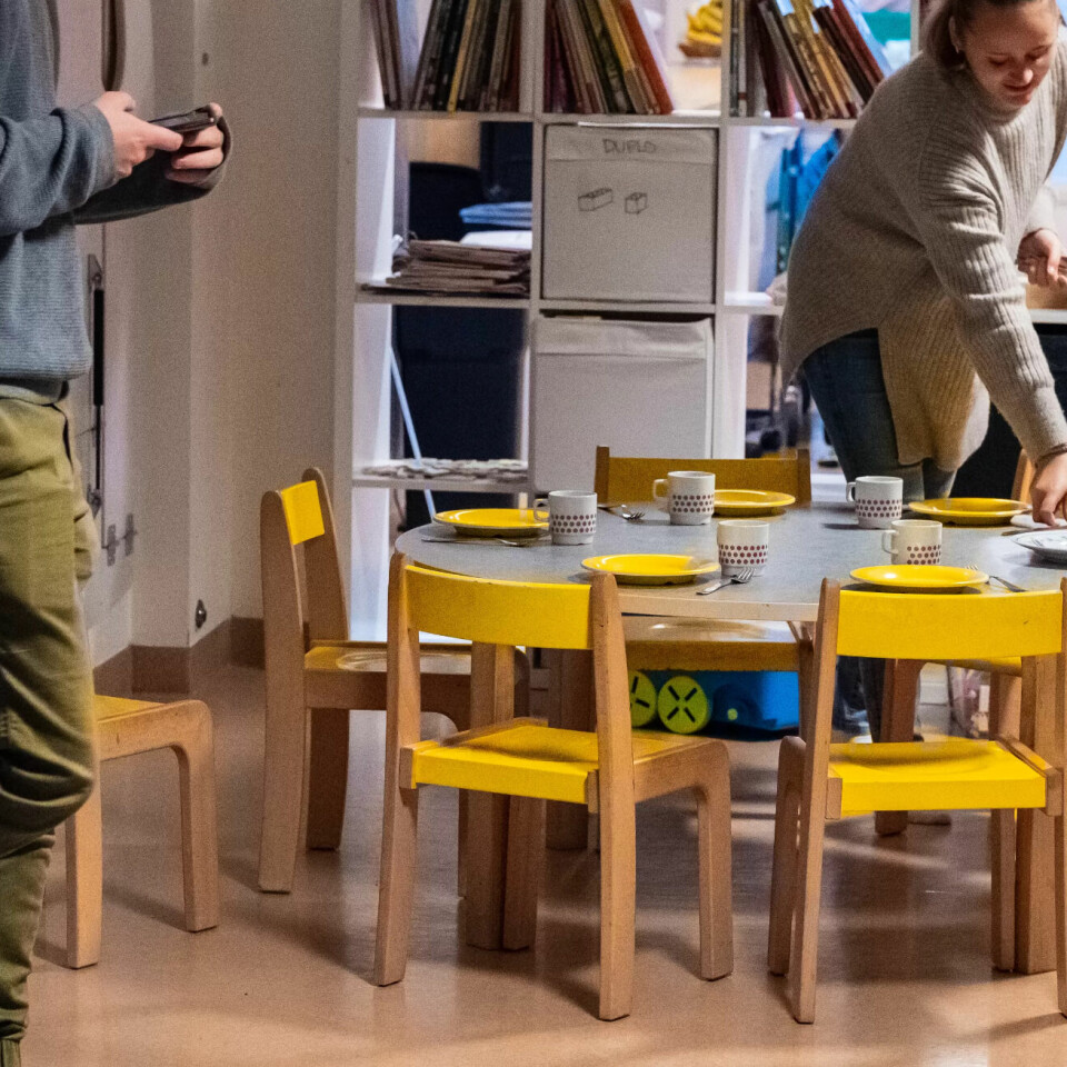 Ansatte i barnehagen dekker på bordet før barna får varm mat til lunsj. Ansatte i barnehagen dekker på bordet før barna får varm mat til lunsj.