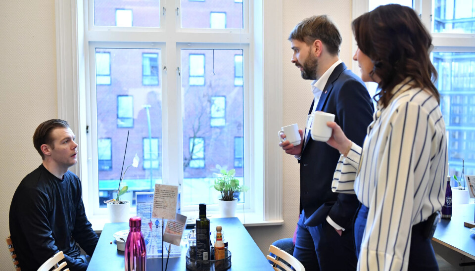 SKRYT: Helse- og omsorgsminister Jan Christian Vestre og Arbeids- og inkluderingsminister Tonje Brenna besøkte onsdag morgen Fontenehuset i Oslo. Her i samtale med Jonas Jørstad t.v. SKRYT: Helse- og omsorgsminister Jan Christian Vestre og Arbeids- og inkluderingsminister Tonje Brenna besøkte onsdag morgen Fontenehuset i Oslo. Her i samtale med Jonas Jørstad t.v.