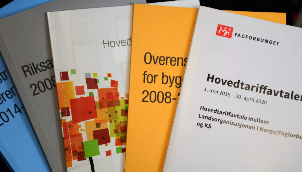 LO og NHO har satt i gang arbeidet med digitalisering av tariffavtaler. I løpet av få år vil bare trykkeriene savne tariffavtaler i tykt form. LO og NHO har satt i gang arbeidet med digitalisering av tariffavtaler. I løpet av få år vil bare trykkeriene savne tariffavtaler i tykt form.