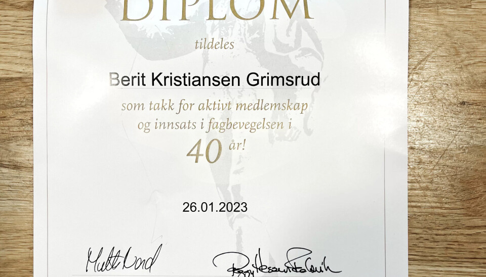 STOLT TILLITSVALG: Berit synes det var gøy å få en liten oppmerksomhet for sine 40 år som medlem og nesten like lang fartstid som tillitsvalgt. Men hun ble litt lei seg for å gå glipp av markeringen. Den hadde nemlig vært da hun fikk beskjed om 'jubileet'. STOLT TILLITSVALG: Berit synes det var gøy å få en liten oppmerksomhet for sine 40 år som medlem og nesten like lang fartstid som tillitsvalgt. Men hun ble litt lei seg for å gå glipp av markeringen. Den hadde nemlig vært da hun fikk beskjed om 'jubileet'.