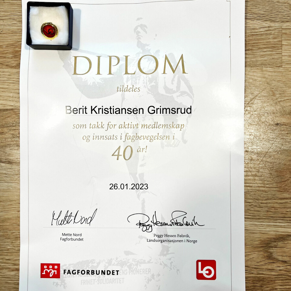 STOLT TILLITSVALG: Berit synes det var gøy å få en liten oppmerksomhet for sine 40 år som medlem og nesten like lang fartstid som tillitsvalgt. Men hun ble litt lei seg for å gå glipp av markeringen. Den hadde nemlig vært da hun fikk beskjed om 'jubileet'. STOLT TILLITSVALG: Berit synes det var gøy å få en liten oppmerksomhet for sine 40 år som medlem og nesten like lang fartstid som tillitsvalgt. Men hun ble litt lei seg for å gå glipp av markeringen. Den hadde nemlig vært da hun fikk beskjed om 'jubileet'.