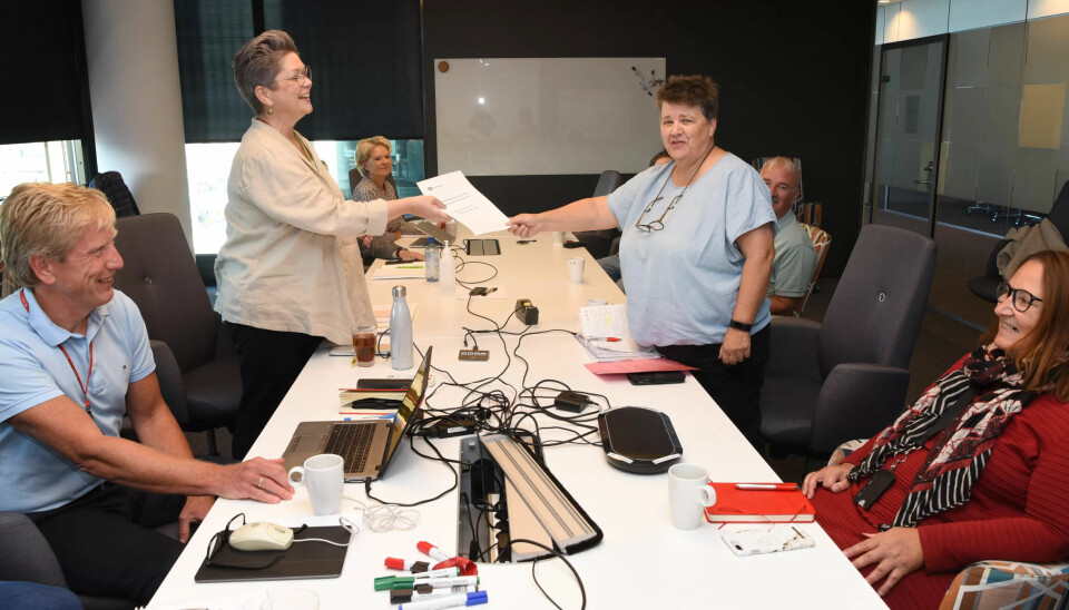 STARTET ONSDAG: Leder Gerd Øiahals (t.v.) i Fagforbundet Post og finans overleverte onsdag morgen kravene til Nina Yttervik som ledet Posten Norges forhandlingsdelegasjon 2. september. I tillegg ser vi Egil Linge Anderssen og Marie-Therese Hammersborg. Fra FPf ser vi også Jacqueline Hopkinson og nestleder Hans Fredrik Danielsen (delvis skjult). STARTET ONSDAG: Leder Gerd Øiahals (t.v.) i Fagforbundet Post og finans overleverte onsdag morgen kravene til Nina Yttervik som ledet Posten Norges forhandlingsdelegasjon 2. september. I tillegg ser vi Egil Linge Anderssen og Marie-Therese Hammersborg. Fra FPf ser vi også Jacqueline Hopkinson og nestleder Hans Fredrik Danielsen (delvis skjult).