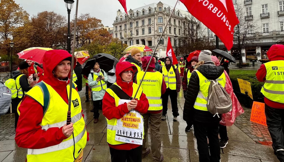 STREIKET FOR PENSJON: På det meste streiket 3.600 ansatte i private barnehager for bedre pensjon. Her fra en streikemarkering utenfor Stortinget. STREIKET FOR PENSJON: På det meste streiket 3.600 ansatte i private barnehager for bedre pensjon. Her fra en streikemarkering utenfor Stortinget.