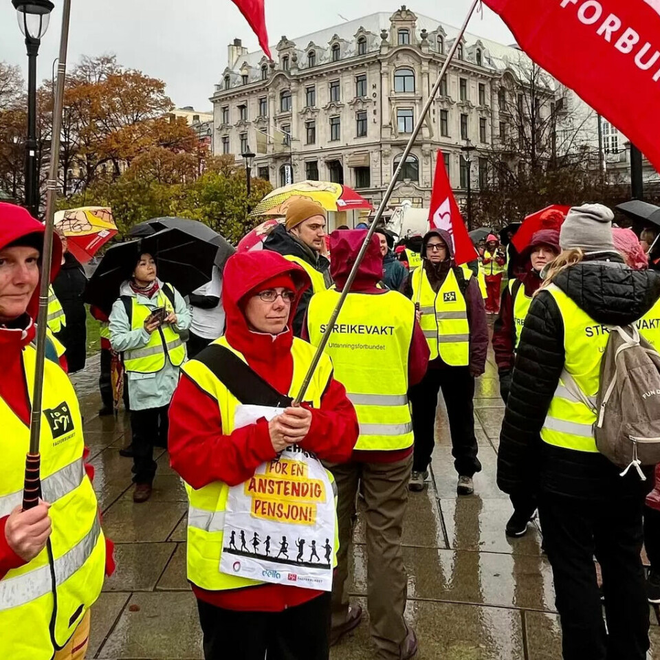STREIKET FOR PENSJON: På det meste streiket 3.600 ansatte i private barnehager for bedre pensjon. Her fra en streikemarkering utenfor Stortinget. STREIKET FOR PENSJON: På det meste streiket 3.600 ansatte i private barnehager for bedre pensjon. Her fra en streikemarkering utenfor Stortinget.