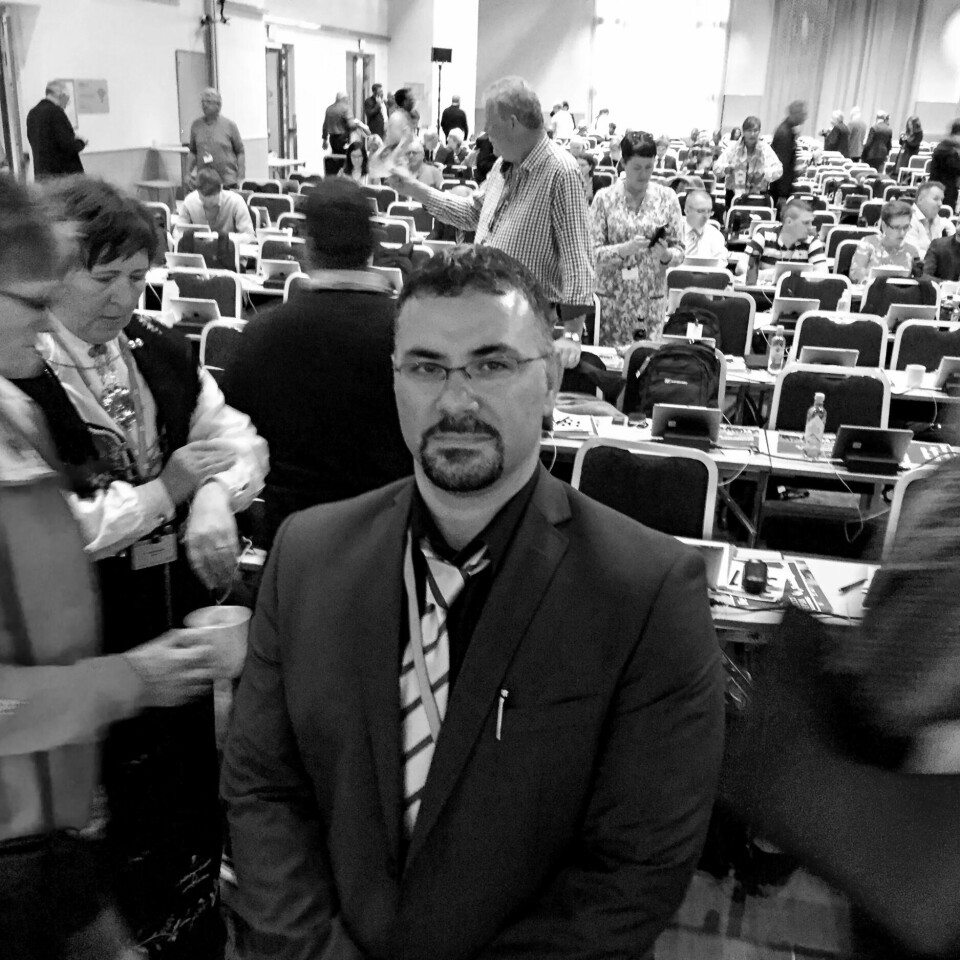 EN AV FÅ: Mohammed Ali Chkontana er en av ytterst få med innvandrerbakgrunn av delegatene på landsmøtet. EN AV FÅ: Mohammed Ali Chkontana er en av ytterst få med innvandrerbakgrunn av delegatene på landsmøtet.
