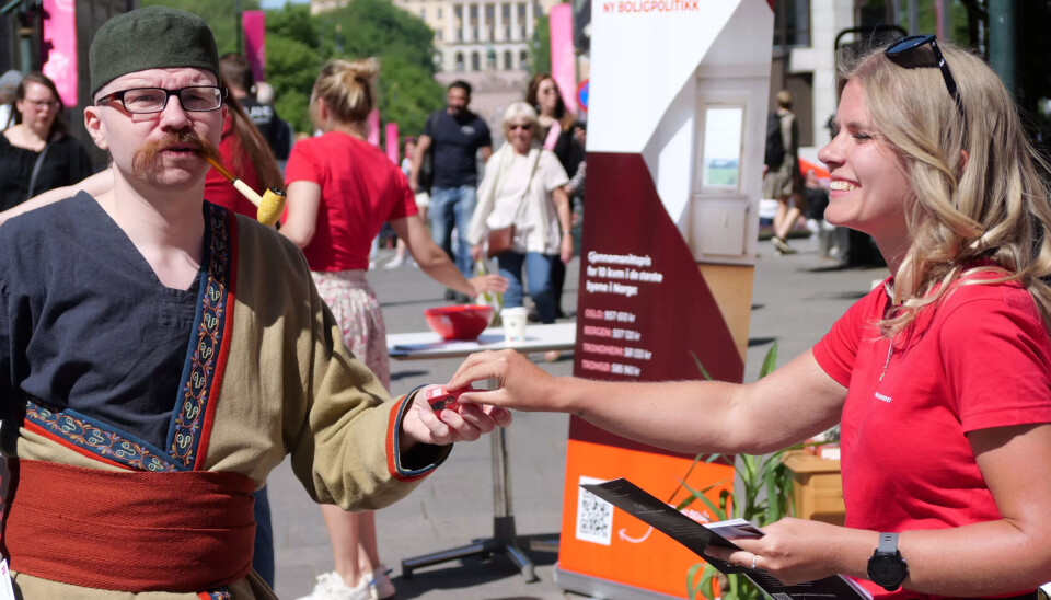 PLASS Å BU: -Vil du signere? Jeanette Lea Romslo er leiar i Fagforbundet Ung og delte ut flygeblad med QR-kode der alle som vil kan signere for at fleire unge skal ha råd til tak over hovudet. PLASS Å BU: -Vil du signere? Jeanette Lea Romslo er leiar i Fagforbundet Ung og delte ut flygeblad med QR-kode der alle som vil kan signere for at fleire unge skal ha råd til tak over hovudet.