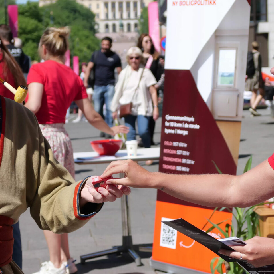PLASS Å BU: -Vil du signere? Jeanette Lea Romslo er leiar i Fagforbundet Ung og delte ut flygeblad med QR-kode der alle som vil kan signere for at fleire unge skal ha råd til tak over hovudet. PLASS Å BU: -Vil du signere? Jeanette Lea Romslo er leiar i Fagforbundet Ung og delte ut flygeblad med QR-kode der alle som vil kan signere for at fleire unge skal ha råd til tak over hovudet.