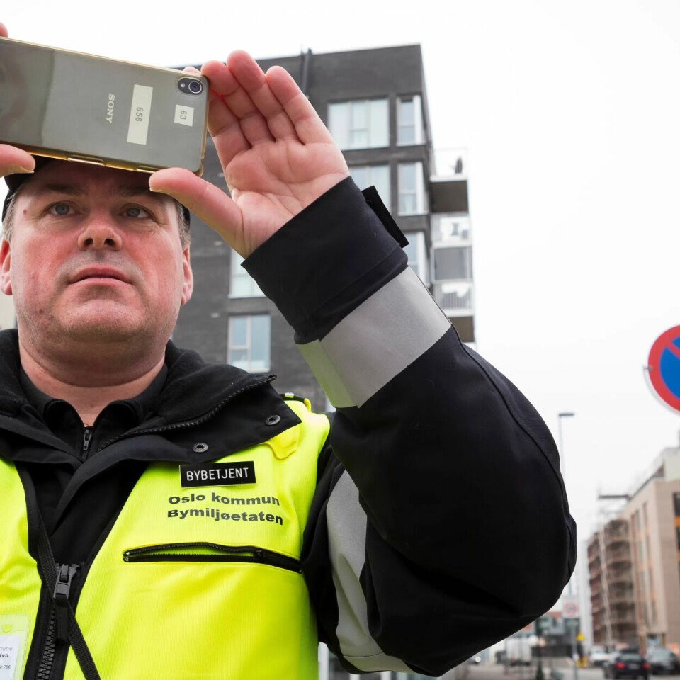 REAKSJONER: – Vi har jo stor forståelse for at folk blir frustrerte. 300 kroner kan være helt krise for en bilist på østkanten, mens enkelte på vestkanten bare ber oss skrive ut boten mens de kjøper kaffe, sier Jan-Tore Moberg. REAKSJONER: – Vi har jo stor forståelse for at folk blir frustrerte. 300 kroner kan være helt krise for en bilist på østkanten, mens enkelte på vestkanten bare ber oss skrive ut boten mens de kjøper kaffe, sier Jan-Tore Moberg.