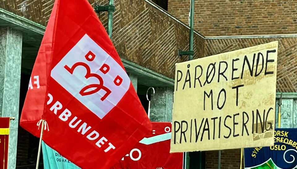PROTEST: Ansatte og pårørende reagerte sterkt da helsebyråden gjorde det klart hvilke sykehjem som skal privatiseres. PROTEST: Ansatte og pårørende reagerte sterkt da helsebyråden gjorde det klart hvilke sykehjem som skal privatiseres.