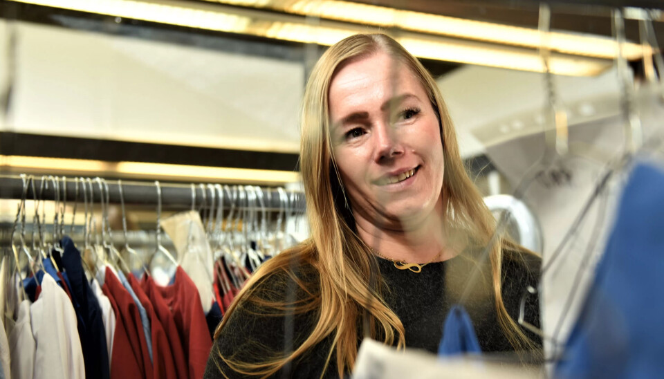 Mange helsefagarbeidere får ikke full stilling. Lene Thorkildsen har i dag fått en stilling på 100 prosent, men vet om kolleger som sliter med å betale strømregninga. Mange helsefagarbeidere får ikke full stilling. Lene Thorkildsen har i dag fått en stilling på 100 prosent, men vet om kolleger som sliter med å betale strømregninga.
