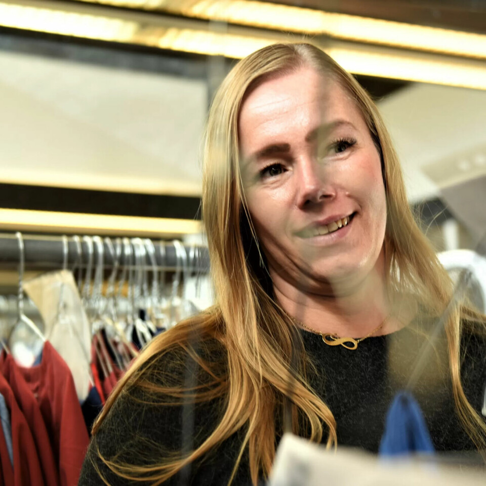 Mange helsefagarbeidere får ikke full stilling. Lene Thorkildsen har i dag fått en stilling på 100 prosent, men vet om kolleger som sliter med å betale strømregninga. Mange helsefagarbeidere får ikke full stilling. Lene Thorkildsen har i dag fått en stilling på 100 prosent, men vet om kolleger som sliter med å betale strømregninga.