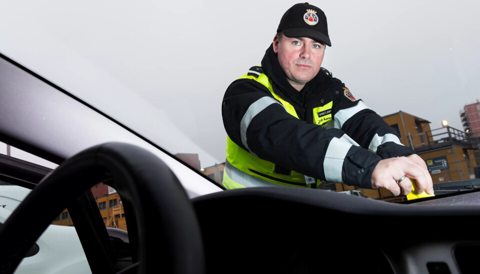 VERRE: – Volden har blitt grovere de siste årene, når den først skjer. Noen av bybetjentene er redd for å bli funnet på sosiale medier og at trakasseringen skal fortsette der. Særlig dersom vi er vitne i en rettsak og må oppgi personalia, sier hovedtillitsvalgt Lars-Petter Einarsen. Selv har han vært i retten minst ti ganger som vitne. VERRE: – Volden har blitt grovere de siste årene, når den først skjer. Noen av bybetjentene er redd for å bli funnet på sosiale medier og at trakasseringen skal fortsette der. Særlig dersom vi er vitne i en rettsak og må oppgi personalia, sier hovedtillitsvalgt Lars-Petter Einarsen. Selv har han vært i retten minst ti ganger som vitne.