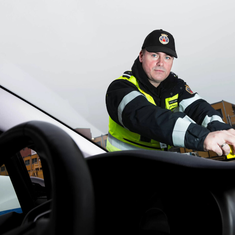 VERRE: – Volden har blitt grovere de siste årene, når den først skjer. Noen av bybetjentene er redd for å bli funnet på sosiale medier og at trakasseringen skal fortsette der. Særlig dersom vi er vitne i en rettsak og må oppgi personalia, sier hovedtillitsvalgt Lars-Petter Einarsen. Selv har han vært i retten minst ti ganger som vitne. VERRE: – Volden har blitt grovere de siste årene, når den først skjer. Noen av bybetjentene er redd for å bli funnet på sosiale medier og at trakasseringen skal fortsette der. Særlig dersom vi er vitne i en rettsak og må oppgi personalia, sier hovedtillitsvalgt Lars-Petter Einarsen. Selv har han vært i retten minst ti ganger som vitne.