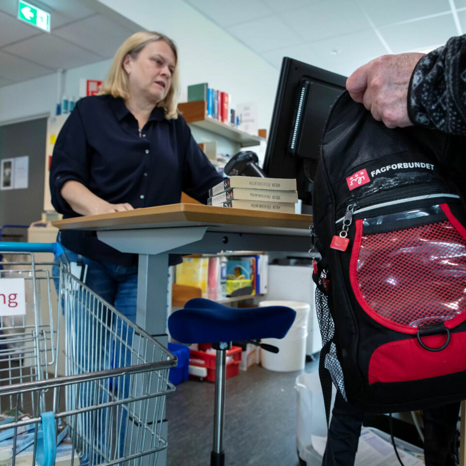 JOBBER LITT OVERALT: Biblioteksjef Tove Aurdal Hjellnes i Volda tar i mot bøker som skal leveres inn og noterer nye ønsker. JOBBER LITT OVERALT: Biblioteksjef Tove Aurdal Hjellnes i Volda tar i mot bøker som skal leveres inn og noterer nye ønsker.