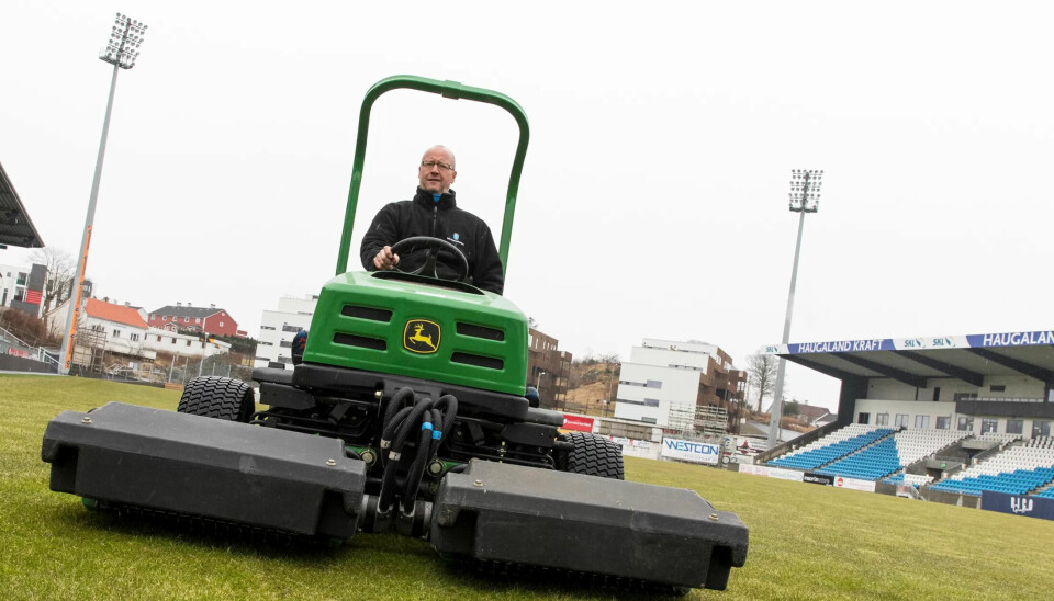 KLIPPE: I løpet av serien må banemester Kåre Steinsnes (55) ofte kjøre ut sylinderklipperen for å jevne ut matta til neste kamp. KLIPPE: I løpet av serien må banemester Kåre Steinsnes (55) ofte kjøre ut sylinderklipperen for å jevne ut matta til neste kamp.