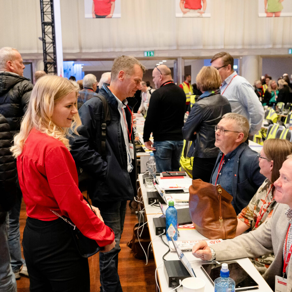 TIL TOPPS: Jeanette Lea Romslo snakker med AU-medlem Svend Morten Voldsrud. Hvis innstillingen blir vedtatt i dag, skal de to møtes ofte i Arbeidsutvalget, også omtalt som Fagforbundets ledelse. TIL TOPPS: Jeanette Lea Romslo snakker med AU-medlem Svend Morten Voldsrud. Hvis innstillingen blir vedtatt i dag, skal de to møtes ofte i Arbeidsutvalget, også omtalt som Fagforbundets ledelse.