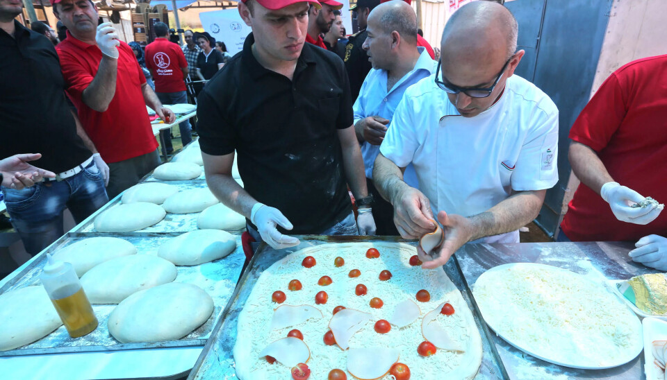 UTVEKSLING: Domenico Maurizio (t.h) lærer sine palestinske kolleger å lage skikkelig pizza. UTVEKSLING: Domenico Maurizio (t.h) lærer sine palestinske kolleger å lage skikkelig pizza.