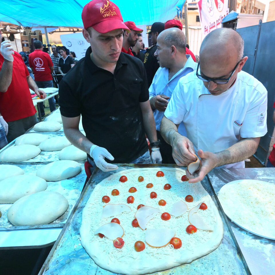 UTVEKSLING: Domenico Maurizio (t.h) lærer sine palestinske kolleger å lage skikkelig pizza. UTVEKSLING: Domenico Maurizio (t.h) lærer sine palestinske kolleger å lage skikkelig pizza.