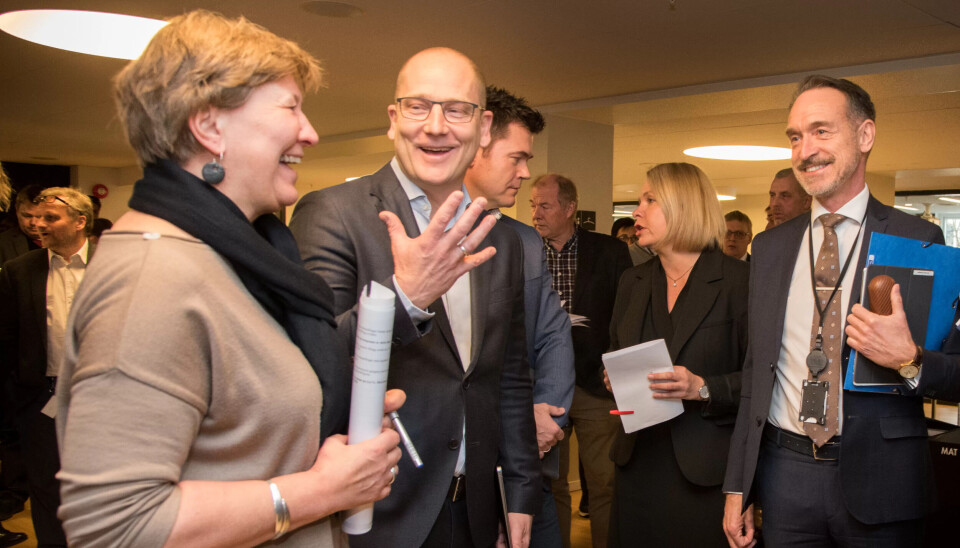 TØFF HØST: Fra industrien stilles det allerede krav om at offentlige ansatte må få null tillegg og bli færre, når forhandlingene begynner til høsten. Her er Fagforbundets Mette Nord med Steffe Handal fra Utdanningsforbundet og Tor Arne Gangsø fra KS under mellomforhandlingene i 2017. TØFF HØST: Fra industrien stilles det allerede krav om at offentlige ansatte må få null tillegg og bli færre, når forhandlingene begynner til høsten. Her er Fagforbundets Mette Nord med Steffe Handal fra Utdanningsforbundet og Tor Arne Gangsø fra KS under mellomforhandlingene i 2017.