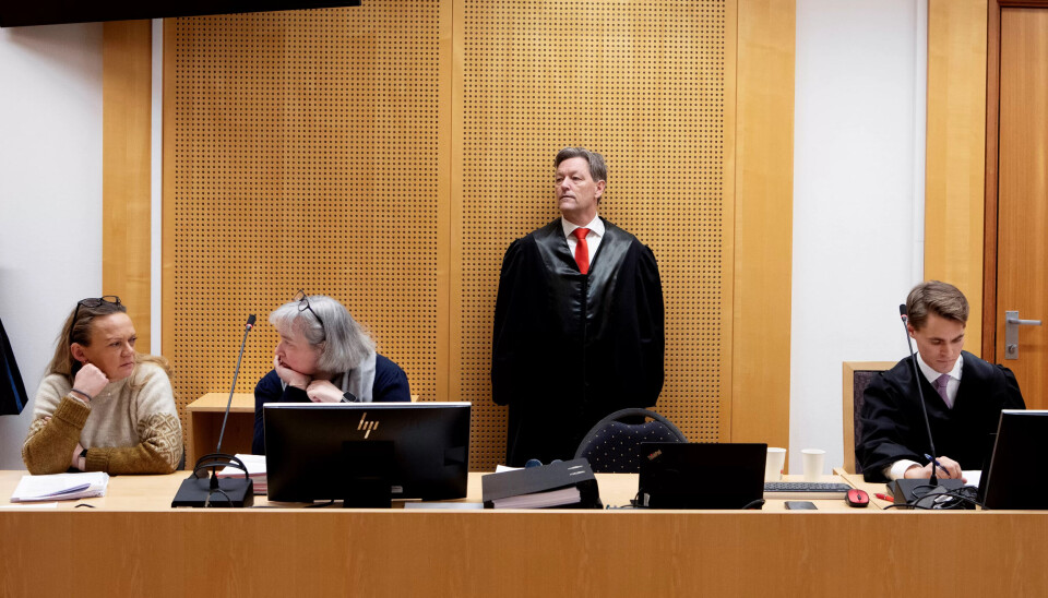DAG 1: Anne Mette Classon og Bente Øiestad sammen med Fagforbundets advokater Kjetil Edvardsen og Morten Mønnich. DAG 1: Anne Mette Classon og Bente Øiestad sammen med Fagforbundets advokater Kjetil Edvardsen og Morten Mønnich.