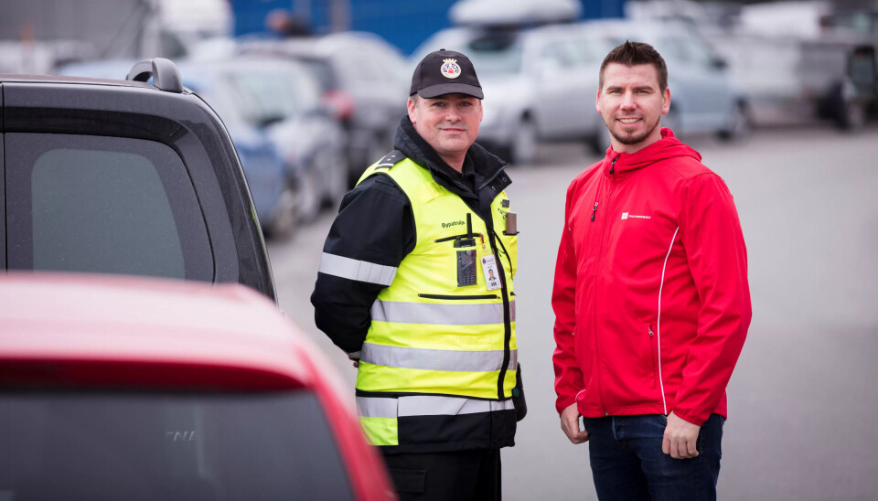MISTET STATUS: At vi ikke lenger er offentlige tjenestemenn, betyr at de som utøver vold mot oss får en mildere straff, sier hovedtillitsvalgt Lar-Petter Einarsen og bybetjent Jan-Tore Moberg. MISTET STATUS: At vi ikke lenger er offentlige tjenestemenn, betyr at de som utøver vold mot oss får en mildere straff, sier hovedtillitsvalgt Lar-Petter Einarsen og bybetjent Jan-Tore Moberg.